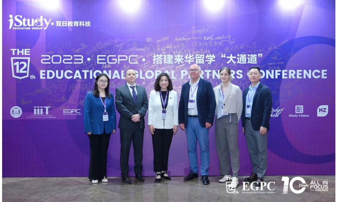 Kínai oktatási konferencia résztvevői